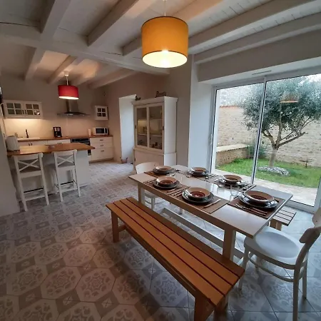 منزل ريفي Maison En Pierres Avec Jardin Clos A Coulonges, Animaux Acceptes - Fr-1-653-127