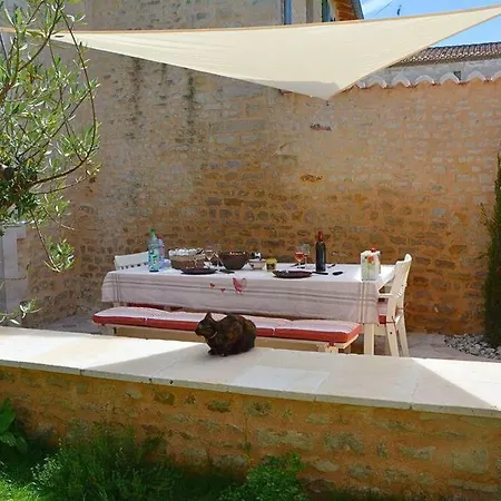 Maison En Pierres Avec Jardin Clos A Coulonges, Animaux Acceptes - Fr-1-653-127 * Coulonges (Charente)