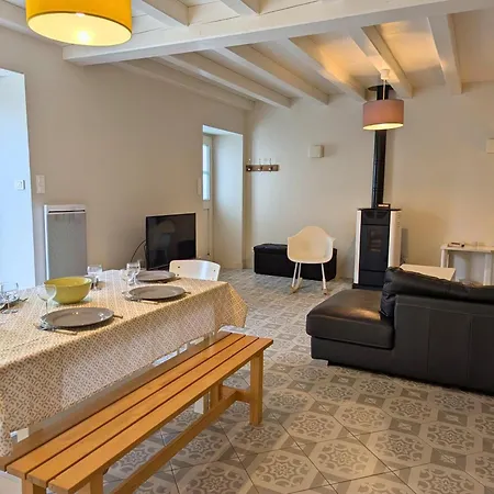 Maison En Pierres Avec Jardin Clos A Coulonges, Animaux Acceptes - Fr-1-653-127