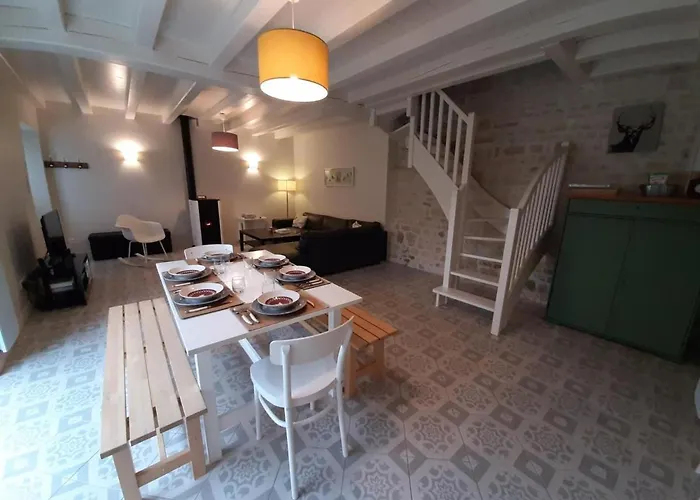 Maison En Pierres Avec Jardin Clos A Coulonges, Animaux Acceptes - Fr-1-653-127 بيت للعطل *