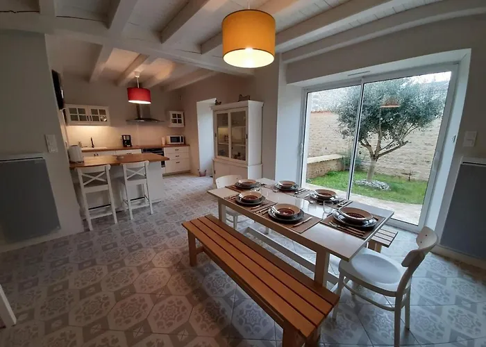 بيت للعطل Maison En Pierres Avec Jardin Clos A Coulonges, Animaux Acceptes - Fr-1-653-127