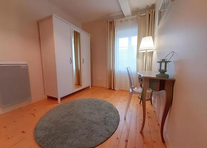 Maison En Pierres Avec Jardin Clos A Coulonges, Animaux Acceptes - Fr-1-653-127 بيت للعطل