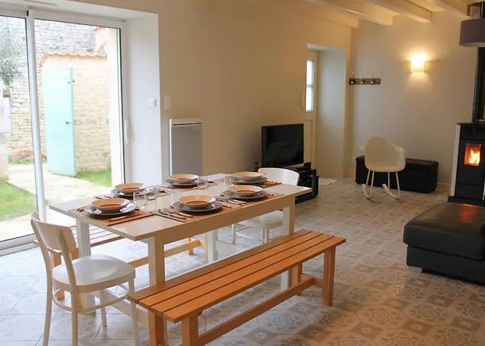 Maison En Pierres Avec Jardin Clos A Coulonges, Animaux Acceptes - Fr-1-653-127 *